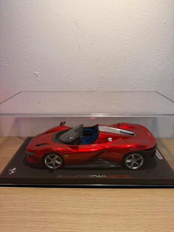 BBR 1:18 Ferrari Daytona SP3 Rosso Corsa met display case beschikbaar voor biedingen