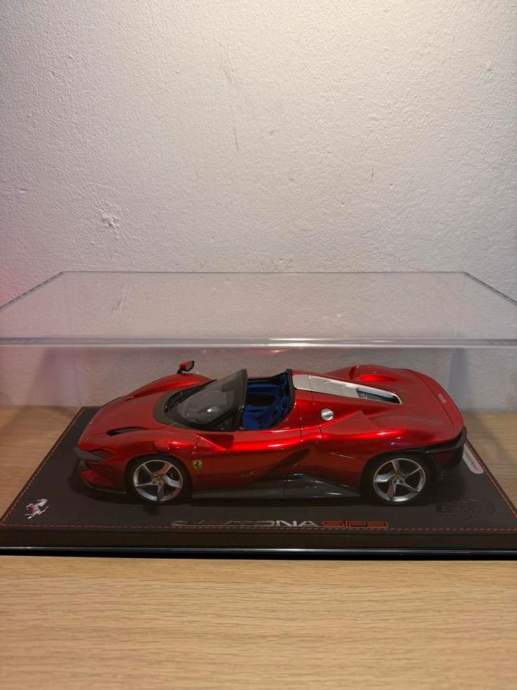 BBR 1:18 Ferrari Daytona SP3 Rosso Corsa met display case, Hobby en Vrije tijd, Modelauto's | 1:18, Nieuw, Auto, Overige merken