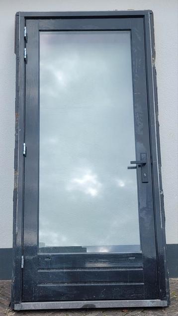 Mooie hardhouten buitendeur/achterdeur inclusief kozijn!

 beschikbaar voor biedingen