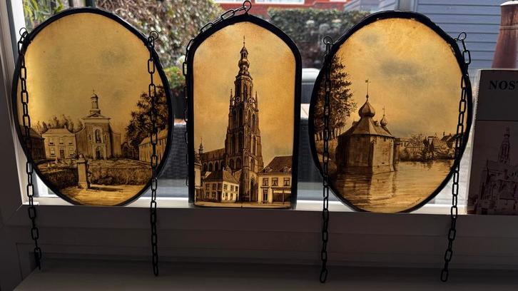 Antiek glas in lood Breda + boekje nostalgisch Breda, Antiek en Kunst, Kunst | Etsen en Gravures, Ophalen of Verzenden