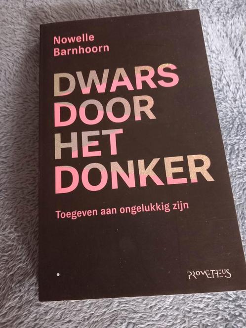 Nowelle Barnhoorn - Dwars door het donker, Boeken, Essays, Columns en Interviews, Zo goed als nieuw, Ophalen of Verzenden