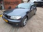 BMW 1-Serie 2.0 118D 2005 Grijs Nieuw apk, Auto's, 1-Serie, Achterwielaandrijving, 1995 cc, 4 cilinders