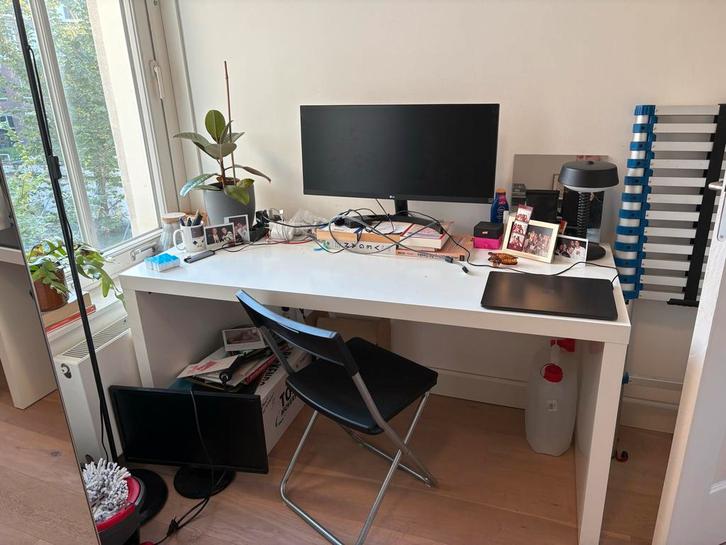 Malm Bureau 140cm - Breed Bureau voor Studie/Werk, Huis en Inrichting, Bureaus, Gebruikt, Bureau, Ophalen