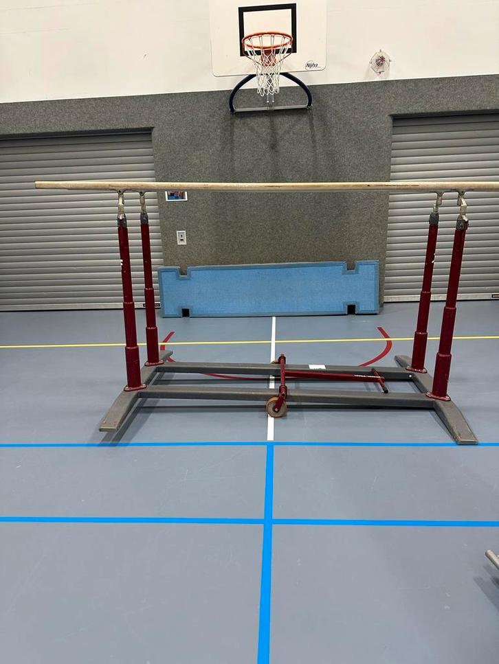 Janssen & Fritsen Wedstrijd Herenbrug met Mat en Wielen, Sport en Fitness, Turnen, Gebruikt, Materiaal, Groter dan maat 42, Overige kleuren