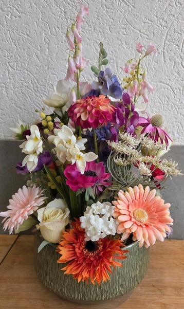 Compleet bloemstuk met prachtige kunstbloemen in nw vaas, bl beschikbaar voor biedingen
