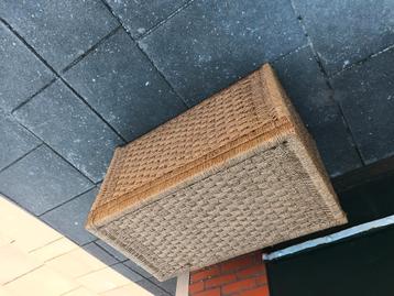 Grote rieten opbergmand  beschikbaar voor biedingen