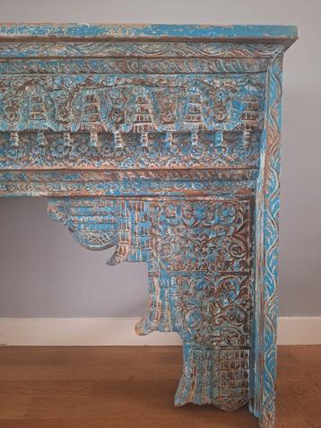 Unique Asian SideTable beschikbaar voor biedingen