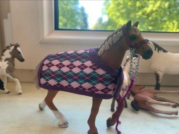 Super mooi schleich paardje met deken en halster beschikbaar voor biedingen