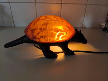 Mooi messing lamp in de vorm van een gordeldier beschikbaar voor biedingen