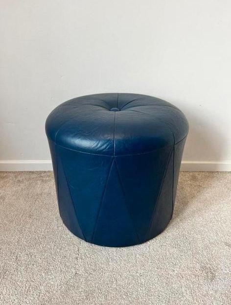 Donkerblauwe leren poef, 40x34cm. Vintage retro leer 60s 70s, Huis en Inrichting, Banken | Voetenbanken en Poefen, Gebruikt, Minder dan 50 cm