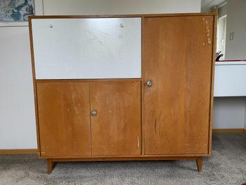 Vintage houten opbergkast  beschikbaar voor biedingen