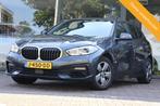 BMW 1-serie 118i High Executive |AUT|CAM|Leder|, Gebruikt, Bedrijf, 3 cilinders, Zilver of Grijs