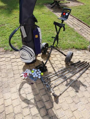 Complete golftas met diverse accessoires beschikbaar voor biedingen