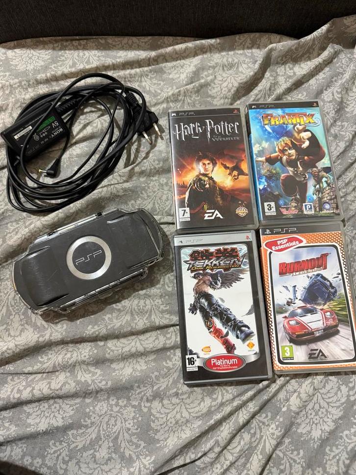 PSP Gaming Console + Games, Spelcomputers en Games, Games | Sony PlayStation Portable, Gebruikt, Avontuur en Actie, 1 speler, Vanaf 7 jaar