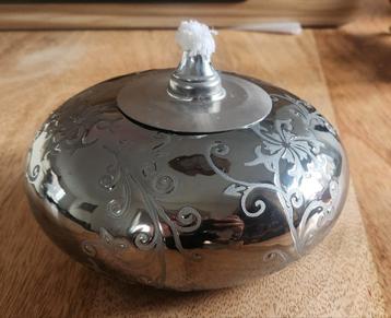 Zilverkleurige Olielamp met Bloemmotief beschikbaar voor biedingen