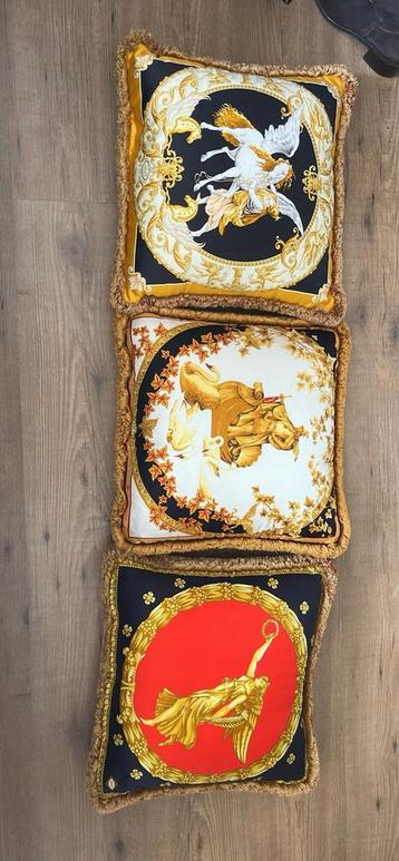 3x Originele Gianni Versace Atelier zijden kussens jaren ’90 beschikbaar voor biedingen