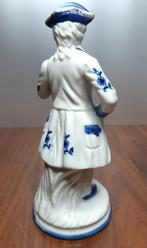 Porselein beeldje met een mannenfiguur. 19,8 cm. hoog., Verzamelen, Ophalen of Verzenden, Gebruikt, Mens