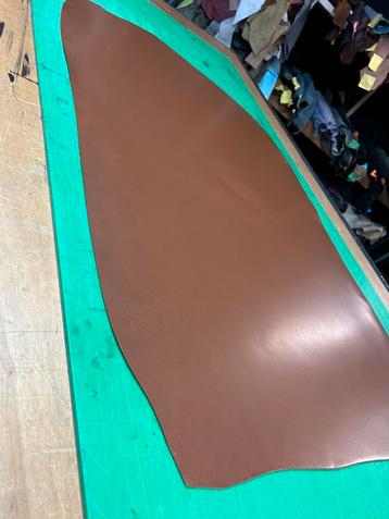 Bruin kleur tuigleer 3-3,5 mm dikte half soepel nr9 beschikbaar voor biedingen