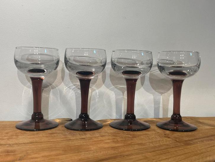 Set van 4 prachtige borrelglazen, hoge voet, aubergine paars, Antiek en Kunst, Antiek | Glas en Kristal, Ophalen of Verzenden