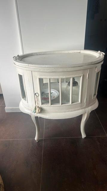 Theekastje beschikbaar voor biedingen