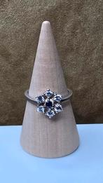 Zilveren bloem ring met steentjes, Gebruikt, Ophalen of Verzenden, Kleiner dan 17, Dame
