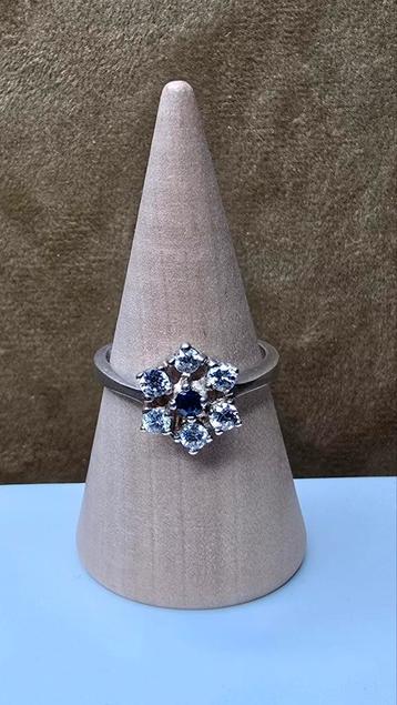 Zilveren bloem ring met steentjes beschikbaar voor biedingen