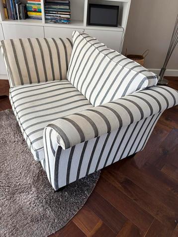 Comfortabele gestreepte loveseat beschikbaar voor biedingen