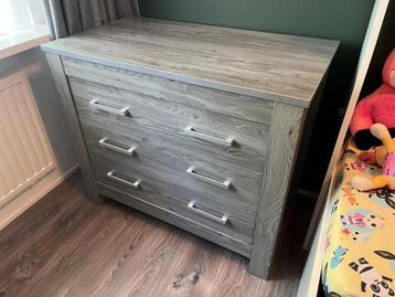 Commode en kast babykamer T.E.A.B  beschikbaar voor biedingen
