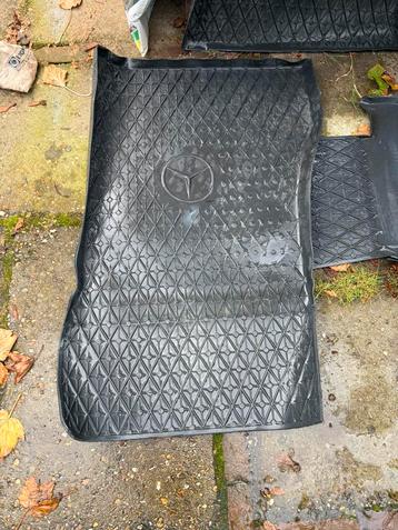 Originele Rubber matten Mercedes 190 beschikbaar voor biedingen