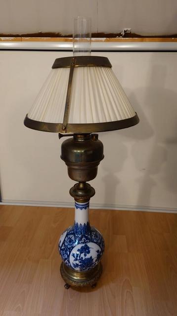 Antieke Lampe Aurora – porseleinen petroleumstijl lamp beschikbaar voor biedingen