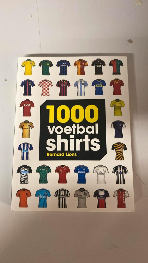Bernard Lions - 1000 Voetbalshirts, Boeken, Sportboeken, Zo goed als nieuw, Balsport, Verzenden