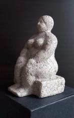 Beeldje Dikke Vrouw  Dikke zittende vrouw beeld, Antiek en Kunst, Ophalen of Verzenden