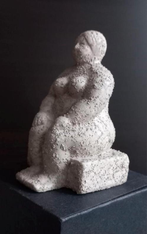 Beeldje Dikke Vrouw  Dikke zittende vrouw beeld, Antiek en Kunst, Antiek | Keramiek en Aardewerk, Ophalen of Verzenden