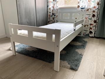 Peuterbed met zijsteun en foammatras (in zeer goede staat) beschikbaar voor biedingen