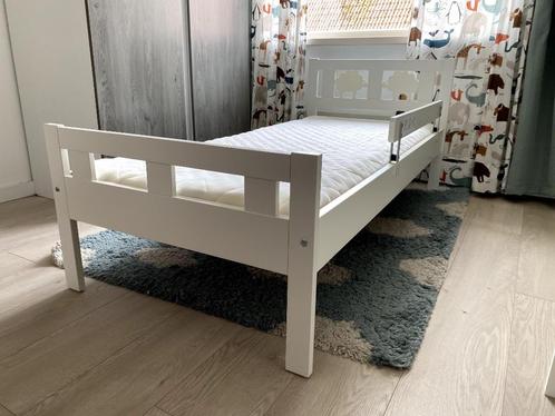 Peuterbed met zijsteun en foammatras (in zeer goede staat), Kinderen en Baby's, Kinderkamer | Bedden, Zo goed als nieuw, 140 tot 160 cm