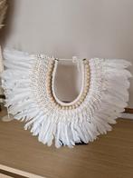 Schelpenkraag met veren op standaard. Boho decoratie, Huis en Inrichting, Woonaccessoires | Kransen, Ophalen, Zo goed als nieuw
