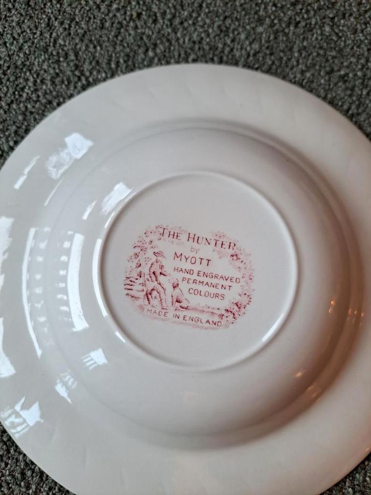 The hunter Myott hand engraved permanent colours borden., Verzamelen, Porselein, Kristal en Bestek, Zo goed als nieuw, Bord of Schaal