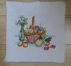 Stilleven. Fruitmand met fles bloemen. Geborduurd., Ophalen of Verzenden, Zo goed als nieuw, Handborduren, Overige typen
