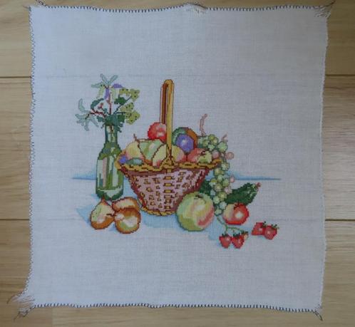 Stilleven. Fruitmand met fles bloemen. Geborduurd., Hobby en Vrije tijd, Borduren en Borduurmachines, Zo goed als nieuw, Overige typen