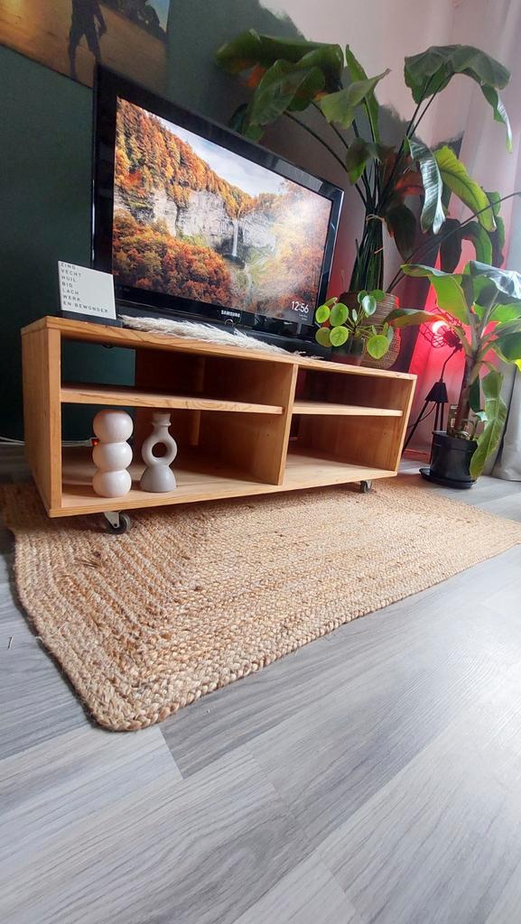 Lichteiken TV-meubel op wieltjes, Huis en Inrichting, Kasten | Televisiemeubels, Gebruikt, Minder dan 100 cm, 150 tot 200 cm, 25 tot 50 cm