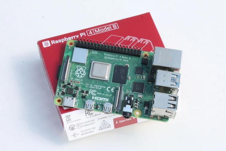 Raspberry PI model B + behuizing, Computers en Software, Moederborden, Zo goed als nieuw, Overige typen, DDR4, Verzenden