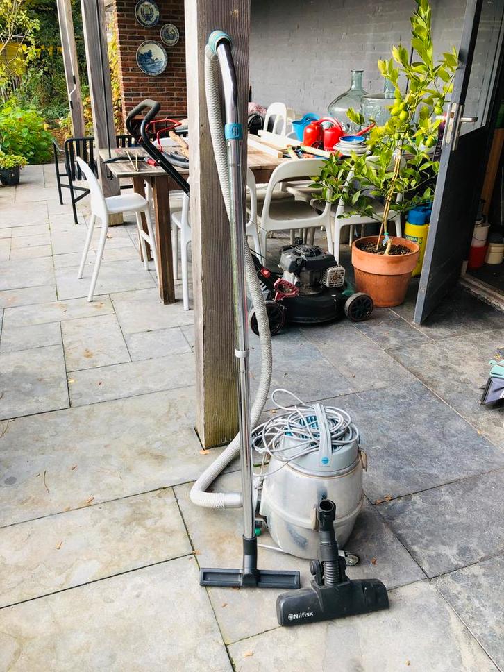 Nilfisk GS 80 met tapijt en parket opzetstuk, Witgoed en Apparatuur, Stofzuigers, Zo goed als nieuw, Ophalen
