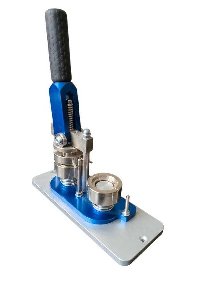 Nieustaat buttonmachine 31mm, Hobby en Vrije tijd, Modelbouw | Overige, Groter dan 1:32, Ophalen of Verzenden