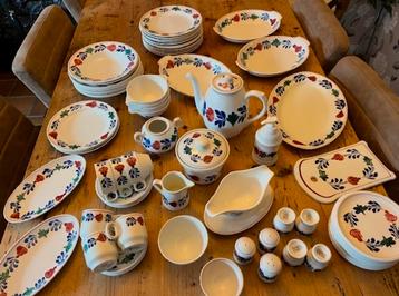 Boerenbont servies beschikbaar voor biedingen