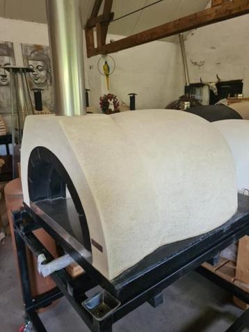 Zelf bereide pizza uit eigen steenoven AMALF AD 80 beschikbaar voor biedingen