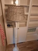 Staande witte rotan lamp 10€, Ophalen, Gebruikt