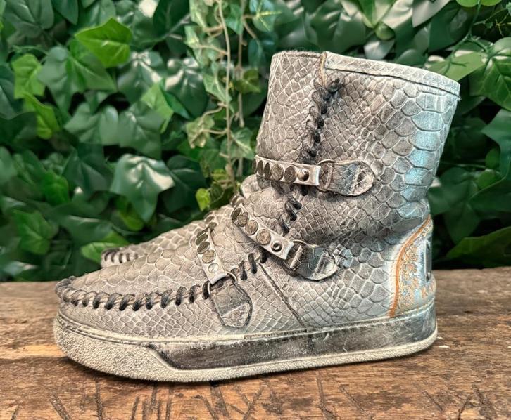 Bijna Nieuwe boots van Karma of Charme maat 37, Kleding | Dames, Schoenen, Zo goed als nieuw, Lage of Enkellaarzen, Grijs, Ophalen of Verzenden