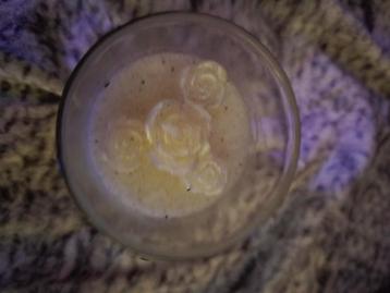 Nieuwe kaars in een glas beschikbaar voor biedingen