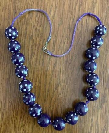 Blauwe kralenketting; ketting met kralen en witte stippen beschikbaar voor biedingen