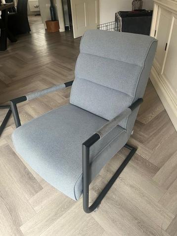 2 fauteuils lichtgrijs met zw metalen frame €100,- per stoel beschikbaar voor biedingen